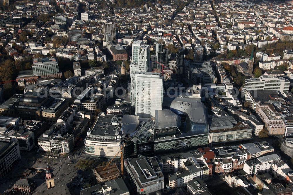 Frankfurt am Main from the bird's eye view: Blick auf das Hochhaus Palais Quartier im Zentrum von Frankfurt / Main in Hessen. Das Palais Quartier ist ein Neubauprojekt in der Frankfurter Innenstadt und besteht aus vier Bauelementen: Das Einkaufszentrum MyZeil, das das Tor des Quartiers zur berühmten Straße Zeil bildet; das Hotel Jumeirah Frankfurt in der Mitte; ein Büroturm und dem Palais Thurn und Taxis. Ausführende Baufirma war die BAM Deutschland AG. Das Objekt ist ein Vorhaben der MAB Development Deutschland GmbH