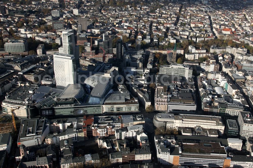 Aerial image Frankfurt am Main - Blick auf das Hochhaus Palais Quartier im Zentrum von Frankfurt / Main in Hessen. Das Palais Quartier ist ein Neubauprojekt in der Frankfurter Innenstadt und besteht aus vier Bauelementen: Das Einkaufszentrum MyZeil, das das Tor des Quartiers zur berühmten Straße Zeil bildet; das Hotel Jumeirah Frankfurt in der Mitte; ein Büroturm und dem Palais Thurn und Taxis. Ausführende Baufirma war die BAM Deutschland AG. Das Objekt ist ein Vorhaben der MAB Development Deutschland GmbH