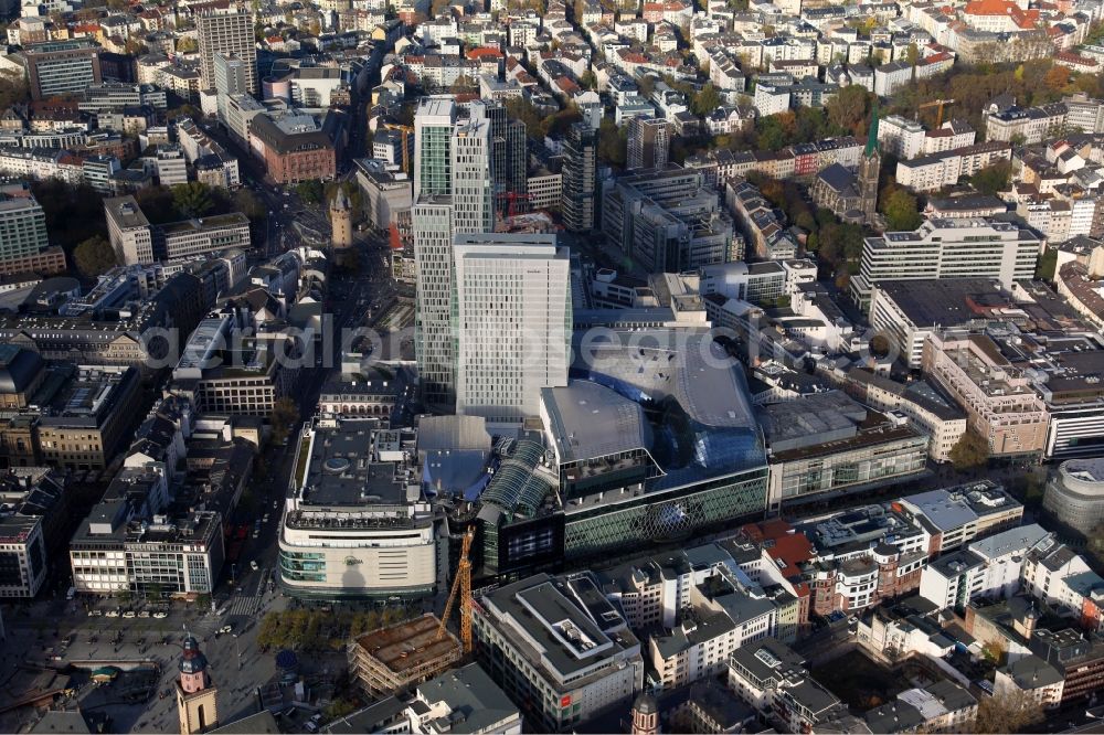 Aerial image Frankfurt am Main - Blick auf das Palais Quartier im Zentrum von Frankfurt / Main in Hessen. Das Palais Quartier ist ein Neubauprojekt in der Frankfurter Innenstadt und besteht aus vier Bauelementen: Das Einkaufszentrum MyZeil, das das Tor des Quartiers zur berühmten Straße Zeil bildet; das 96 Meter hohe Hotel Jumeirah Frankfurt in der Mitte; ein 135 Meter hoher Büroturm und dem Palais Thurn und Taxis. Ausführende Baufirma war die BAM Deutschland AG. Das Objekt ist ein Vorhaben der MAB Development Deutschland GmbH