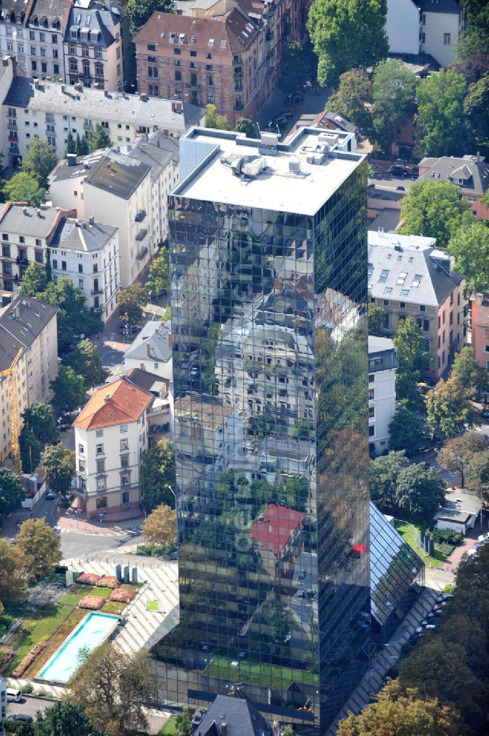 Aerial photograph Frankfurt am Main - The Hochhaus am Park ( originally Westend Center) is an office skyscraper that was built in 1975 by the architecture agency ABB Architekten. Beside is the Grüneburgpark. The building is used by the career academy of Hessia