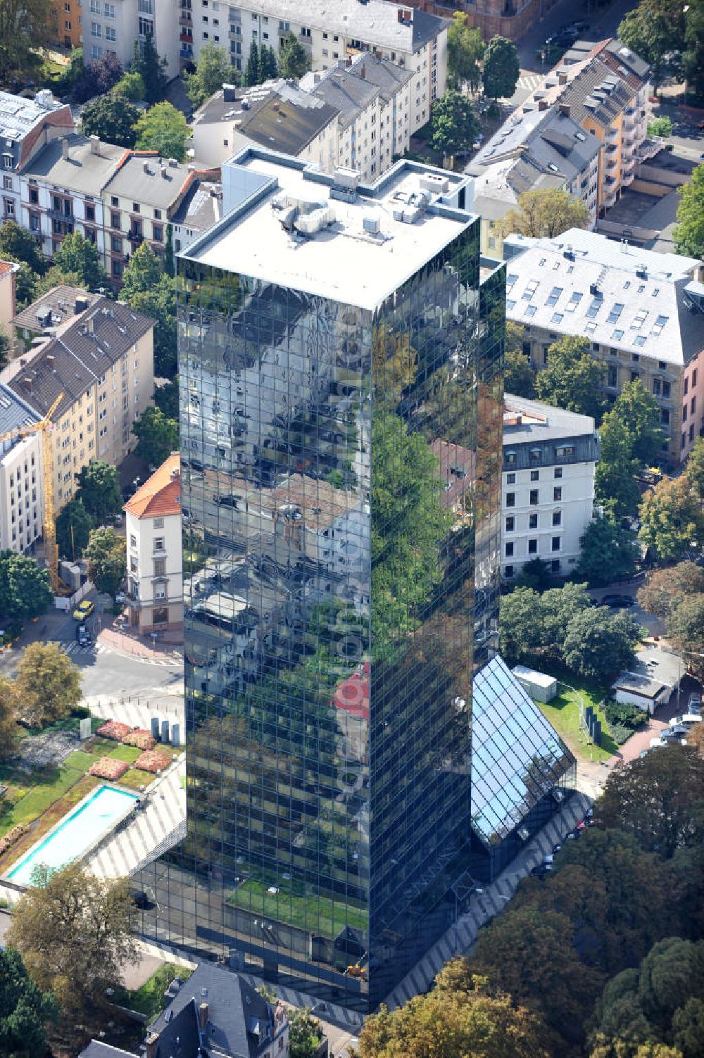 Frankfurt am Main from above - The Hochhaus am Park ( originally Westend Center) is an office skyscraper that was built in 1975 by the architecture agency ABB Architekten. Beside is the Grüneburgpark. The building is used by the career academy of Hessia