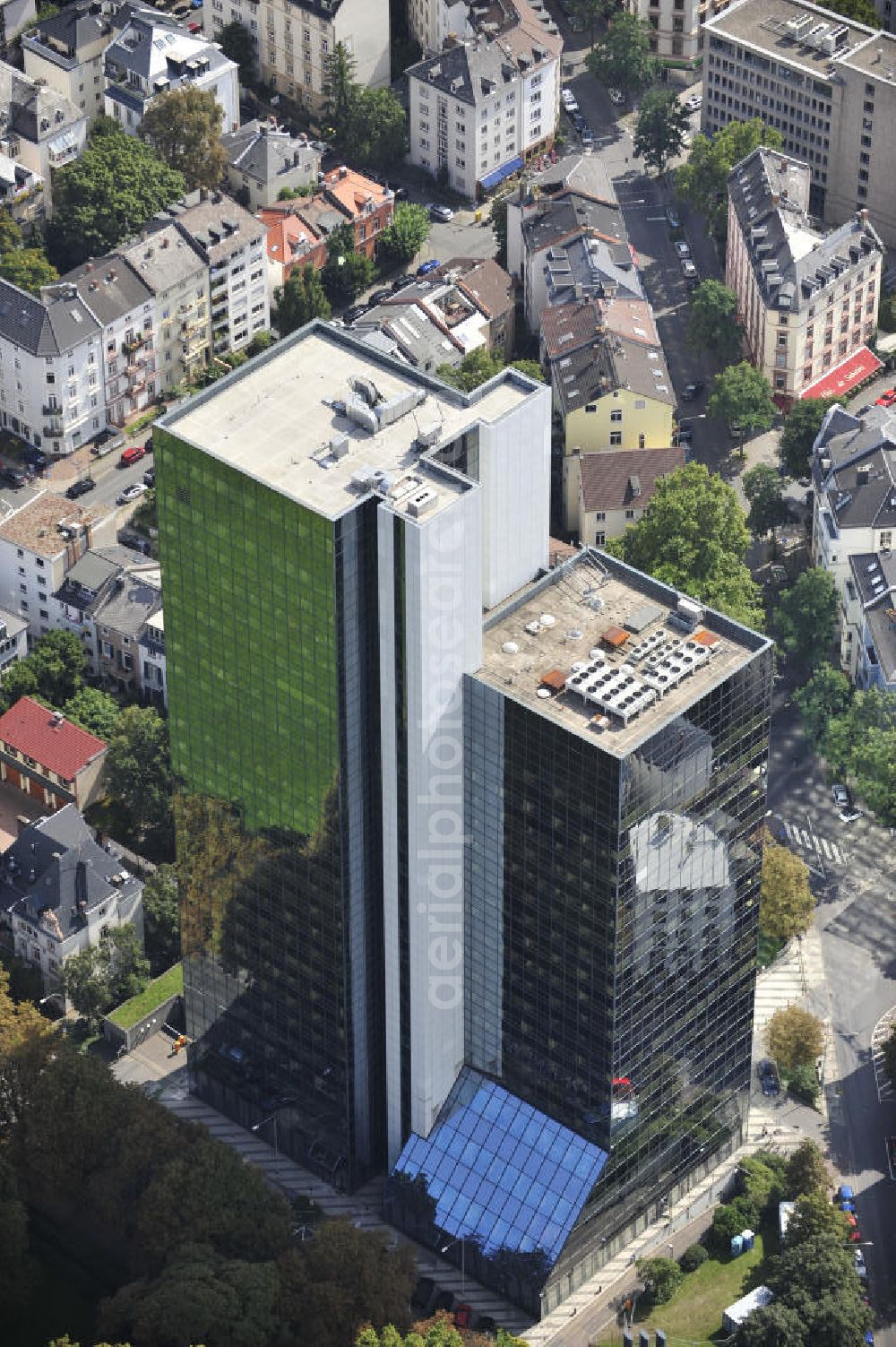 Frankfurt am Main from the bird's eye view: The Hochhaus am Park ( originally Westend Center) is an office skyscraper that was built in 1975 by the architecture agency ABB Architekten. Beside is the Grüneburgpark. The building is used by the career academy of Hessia