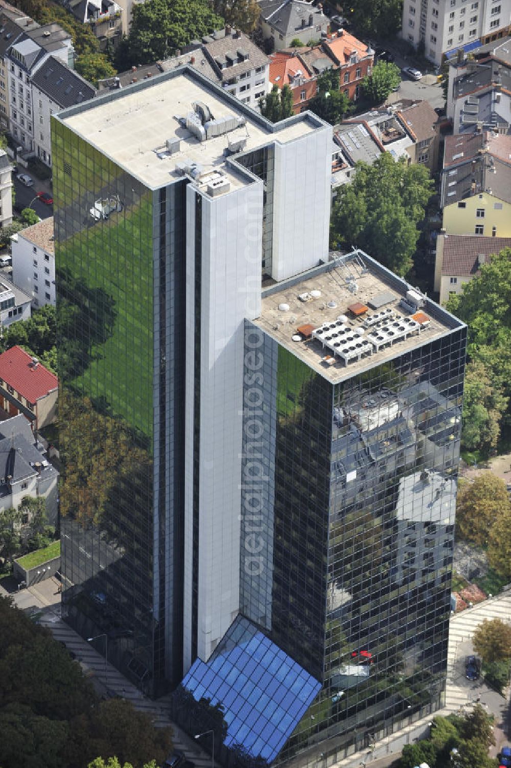 Aerial image Frankfurt am Main - The Hochhaus am Park ( originally Westend Center) is an office skyscraper that was built in 1975 by the architecture agency ABB Architekten. Beside is the Grüneburgpark. The building is used by the career academy of Hessia