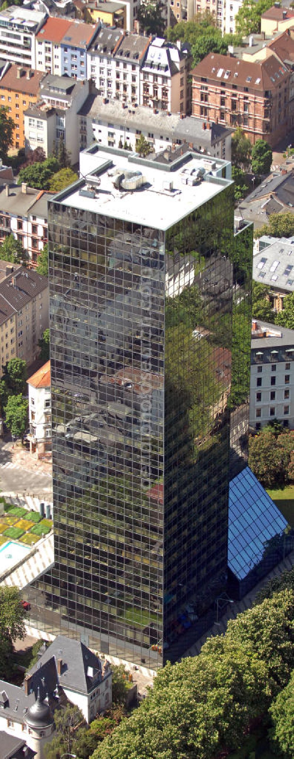 Frankfurt am Main from above - Blick auf das Hochhaus am Park (früher Westend Center) im Stadtteil Westend-Nord. Das 95 m hohe Bürogebäude wurde 1975 erbaut und erhielt in den 1990er Jahren eine Vollglas-Fassade. Hier befindet sich u.a. der Hauptsitz der Hessischen Berufsakademie. View of the Hochhaus am Park (formerly West Center) in the district Westend-Nord. The 95-meter high office building was built in 1975 and received an all-glass facade in the 1990's. Here is i.a. the headquarters of the Hessian University of Cooperative Education.