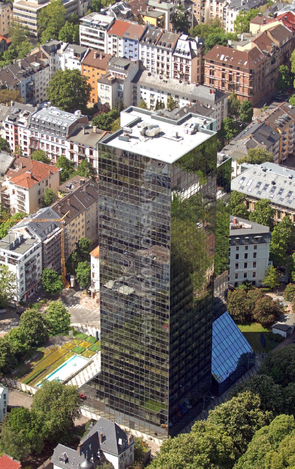 Frankfurt am Main from the bird's eye view: Blick auf das Hochhaus am Park (früher Westend Center) im Stadtteil Westend-Nord. Das 95 m hohe Bürogebäude wurde 1975 erbaut und erhielt in den 1990er Jahren eine Vollglas-Fassade. Hier befindet sich u.a. der Hauptsitz der Hessischen Berufsakademie. View of the Hochhaus am Park (formerly West Center) in the district Westend-Nord. The 95-meter high office building was built in 1975 and received an all-glass facade in the 1990's. Here is i.a. the headquarters of the Hessian University of Cooperative Education.