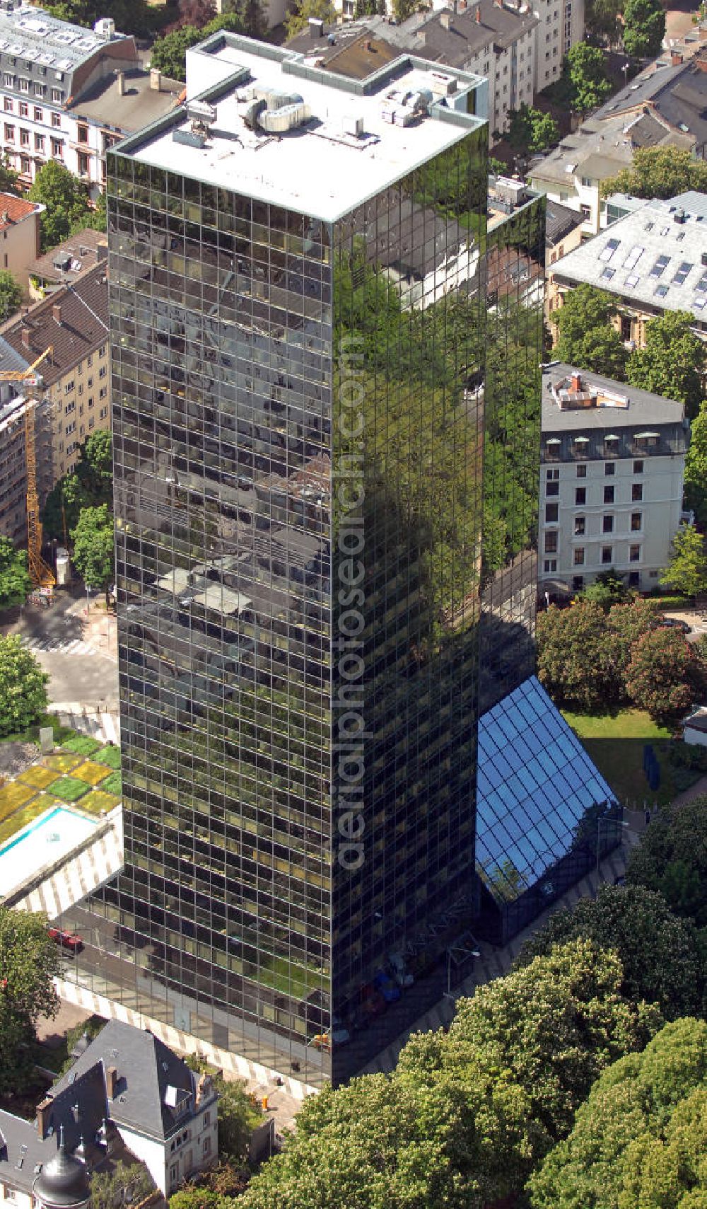 Aerial image Frankfurt am Main - Blick auf das Hochhaus am Park (früher Westend Center) im Stadtteil Westend-Nord. Das 95 m hohe Bürogebäude wurde 1975 erbaut und erhielt in den 1990er Jahren eine Vollglas-Fassade. Hier befindet sich u.a. der Hauptsitz der Hessischen Berufsakademie. View of the Hochhaus am Park (formerly West Center) in the district Westend-Nord. The 95-meter high office building was built in 1975 and received an all-glass facade in the 1990's. Here is i.a. the headquarters of the Hessian University of Cooperative Education.