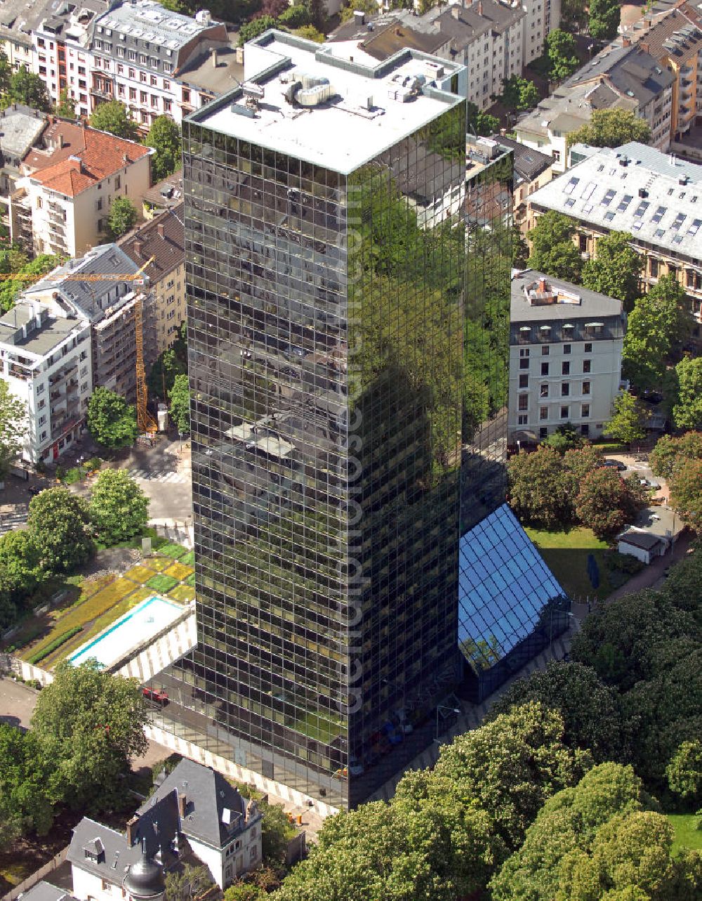 Aerial photograph Frankfurt am Main - Blick auf das Hochhaus am Park (früher Westend Center) im Stadtteil Westend-Nord. Das 95 m hohe Bürogebäude wurde 1975 erbaut und erhielt in den 1990er Jahren eine Vollglas-Fassade. Hier befindet sich u.a. der Hauptsitz der Hessischen Berufsakademie. View of the Hochhaus am Park (formerly West Center) in the district Westend-Nord. The 95-meter high office building was built in 1975 and received an all-glass facade in the 1990's. Here is i.a. the headquarters of the Hessian University of Cooperative Education.