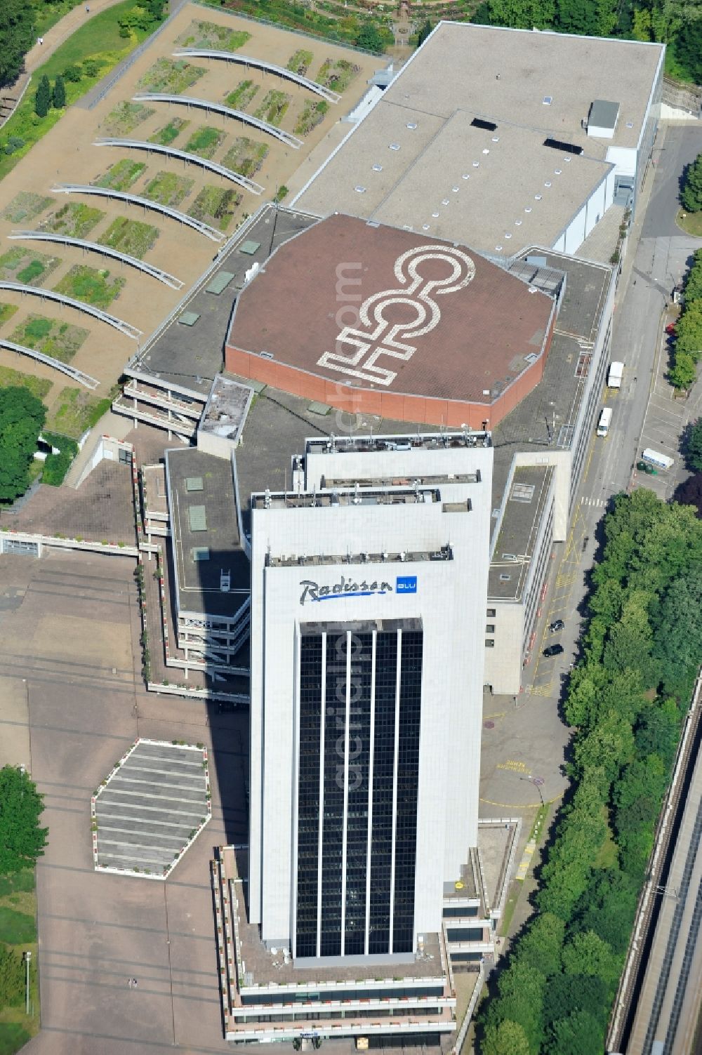 Aerial image Hamburg - View of the tower of the Radisson Blu Hotel Hamburg. It lies with the Congress Center Hamburg (CCH) in close proximity to Dammtor station right on the edge of the park Planten un Blomenund with a height of 108 meters, the tallest hotel and the tallest building in the city