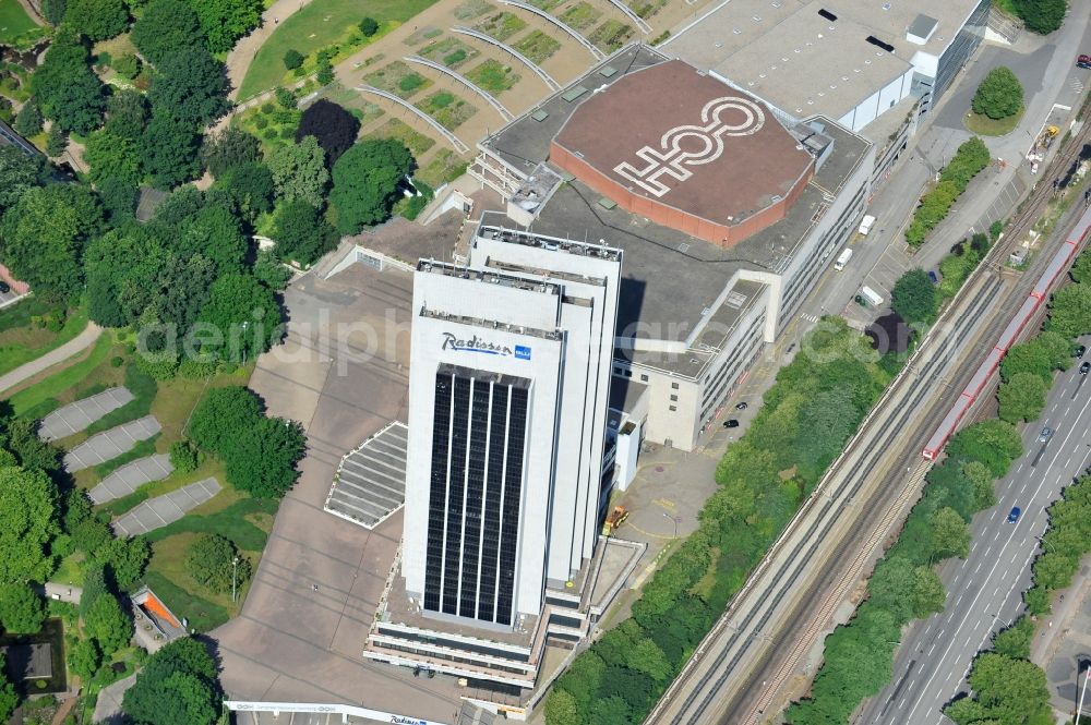 Aerial photograph Hamburg - View of the tower of the Radisson Blu Hotel Hamburg. It lies with the Congress Center Hamburg (CCH) in close proximity to Dammtor station right on the edge of the park Planten un Blomenund with a height of 108 meters, the tallest hotel and the tallest building in the city