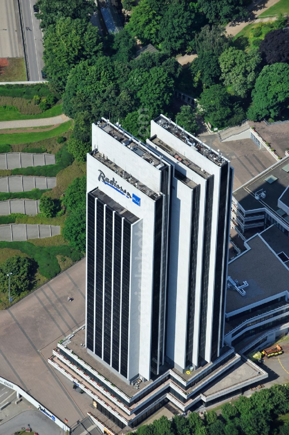 Hamburg from the bird's eye view: View of the tower of the Radisson Blu Hotel Hamburg. It lies with the Congress Center Hamburg (CCH) in close proximity to Dammtor station right on the edge of the park Planten un Blomenund with a height of 108 meters, the tallest hotel and the tallest building in the city