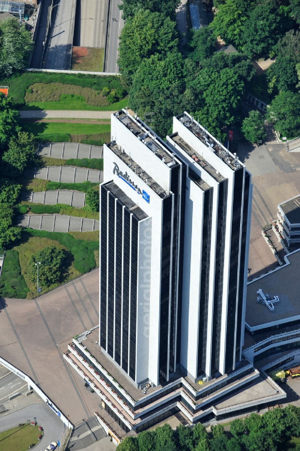 Aerial image Hamburg - View of the tower of the Radisson Blu Hotel Hamburg. It lies with the Congress Center Hamburg (CCH) in close proximity to Dammtor station right on the edge of the park Planten un Blomenund with a height of 108 meters, the tallest hotel and the tallest building in the city