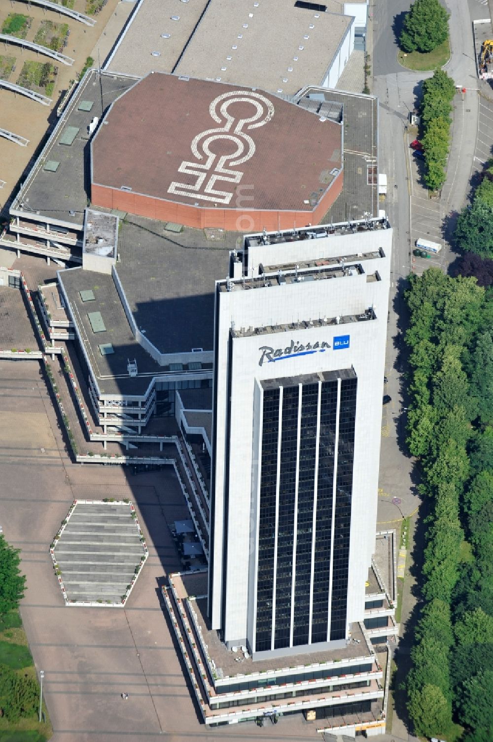 Aerial photograph Hamburg - View of the tower of the Radisson Blu Hotel Hamburg. It lies with the Congress Center Hamburg (CCH) in close proximity to Dammtor station right on the edge of the park Planten un Blomenund with a height of 108 meters, the tallest hotel and the tallest building in the city