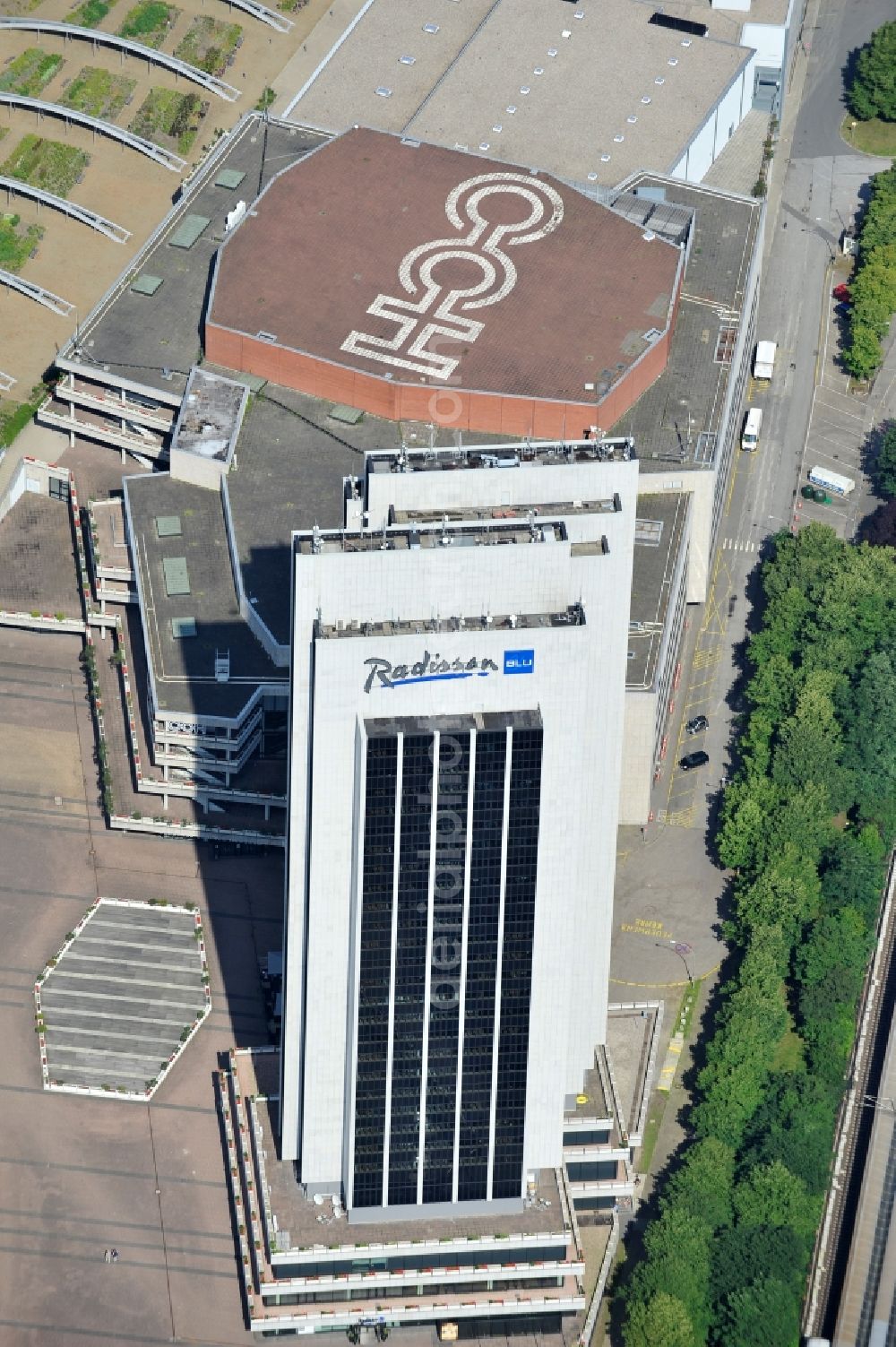 Hamburg from above - View of the tower of the Radisson Blu Hotel Hamburg. It lies with the Congress Center Hamburg (CCH) in close proximity to Dammtor station right on the edge of the park Planten un Blomenund with a height of 108 meters, the tallest hotel and the tallest building in the city