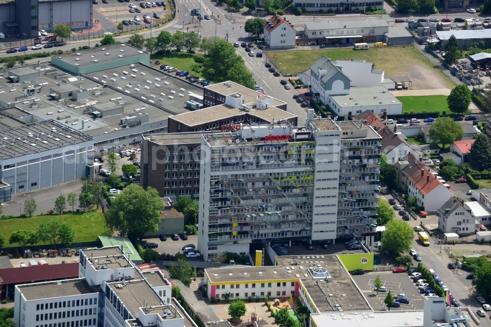 Aerial photograph Frankfurt am Main - Skyscraper of Robert Bosch GmbH in the industrial and commercial area Roedelheim in Frankfurt am Main in Hesse