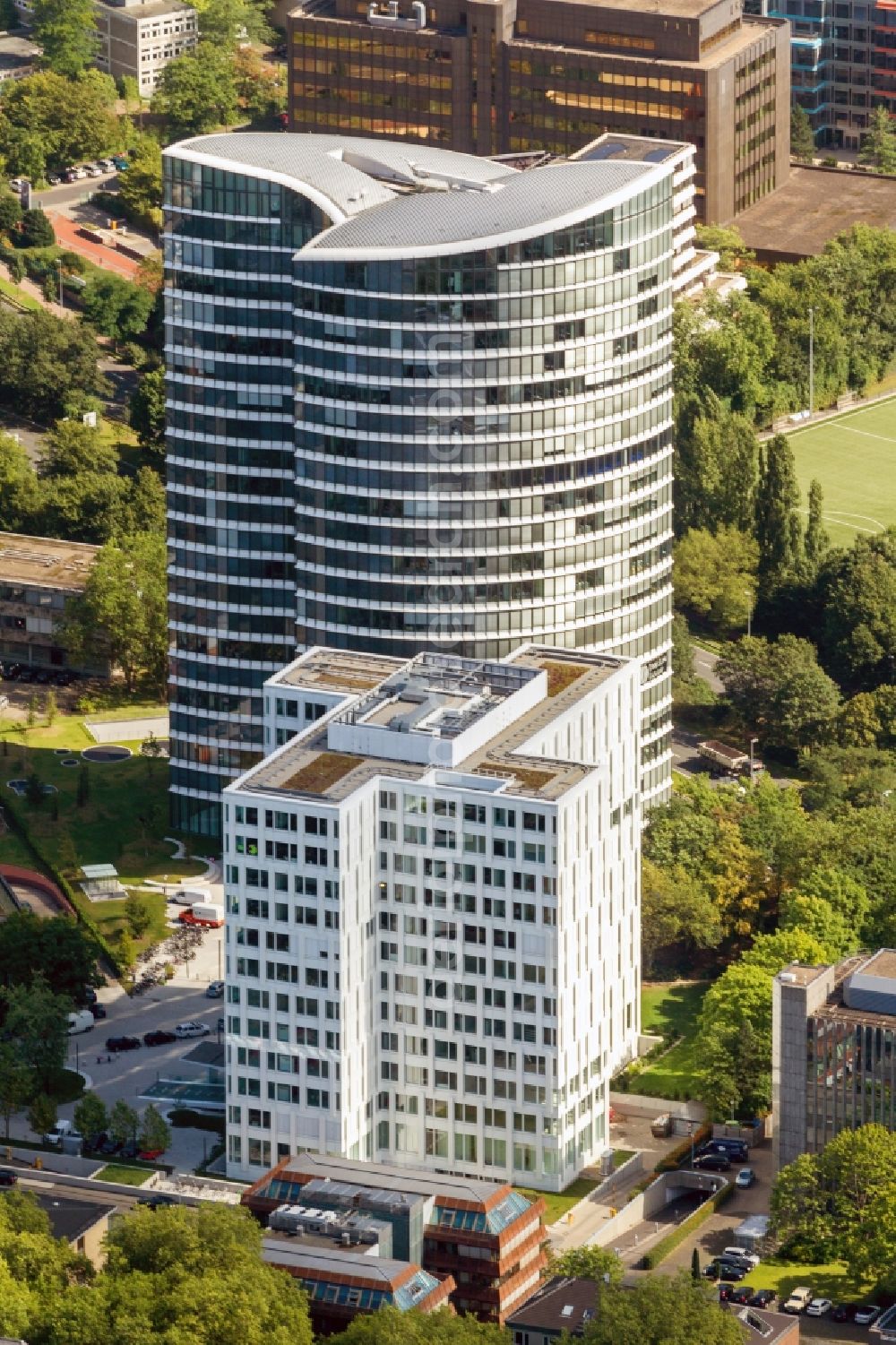 Düsseldorf from above - View of the highrise Sky-Office in Düsseldorf in the state North Rhine-Westphalia. the Sky-Office is an office building and was designed by Ingenhoven Architekten. In front of the Sky-Office the building of the Siny Ericsson Mobile Communications International AB is located