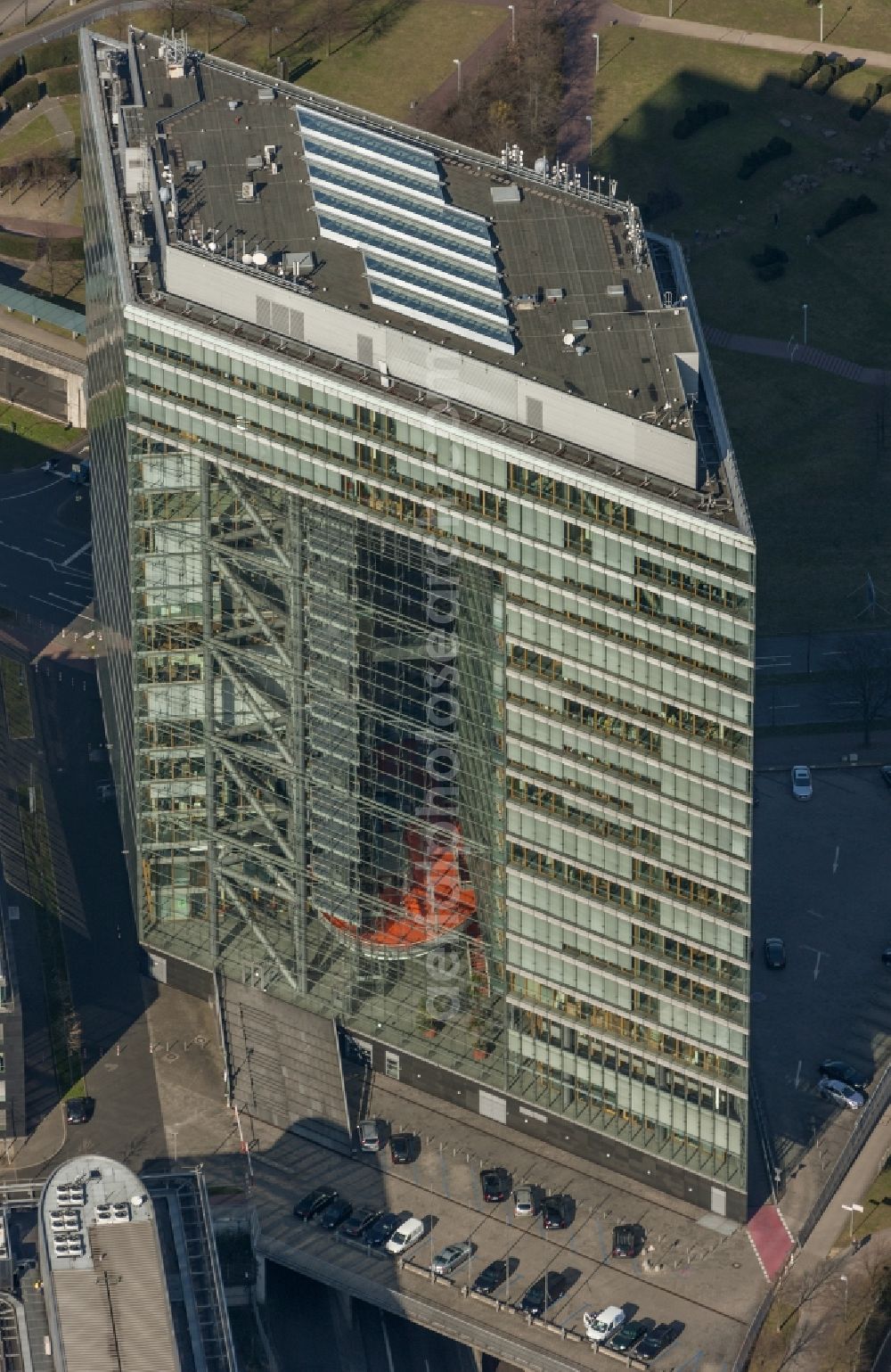 Düsseldorf from the bird's eye view: View onto the Stadttor in the government quarter of Düsseldorf in the state North Rhine-Westphalia. The Stadttor is an office building and residence of the Prime Minister