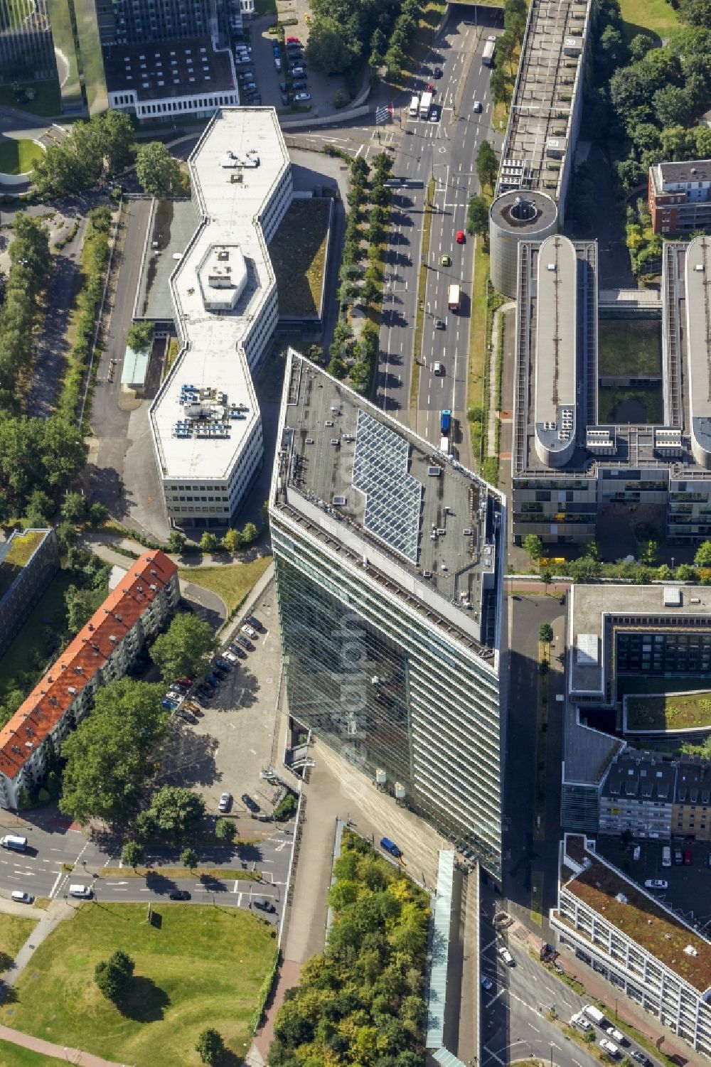 Aerial photograph Düsseldorf - View onto the Stadttor in the government quarter of Düsseldorf in the state North Rhine-Westphalia. The Stadttor is an office building and residence of the Prime Minister