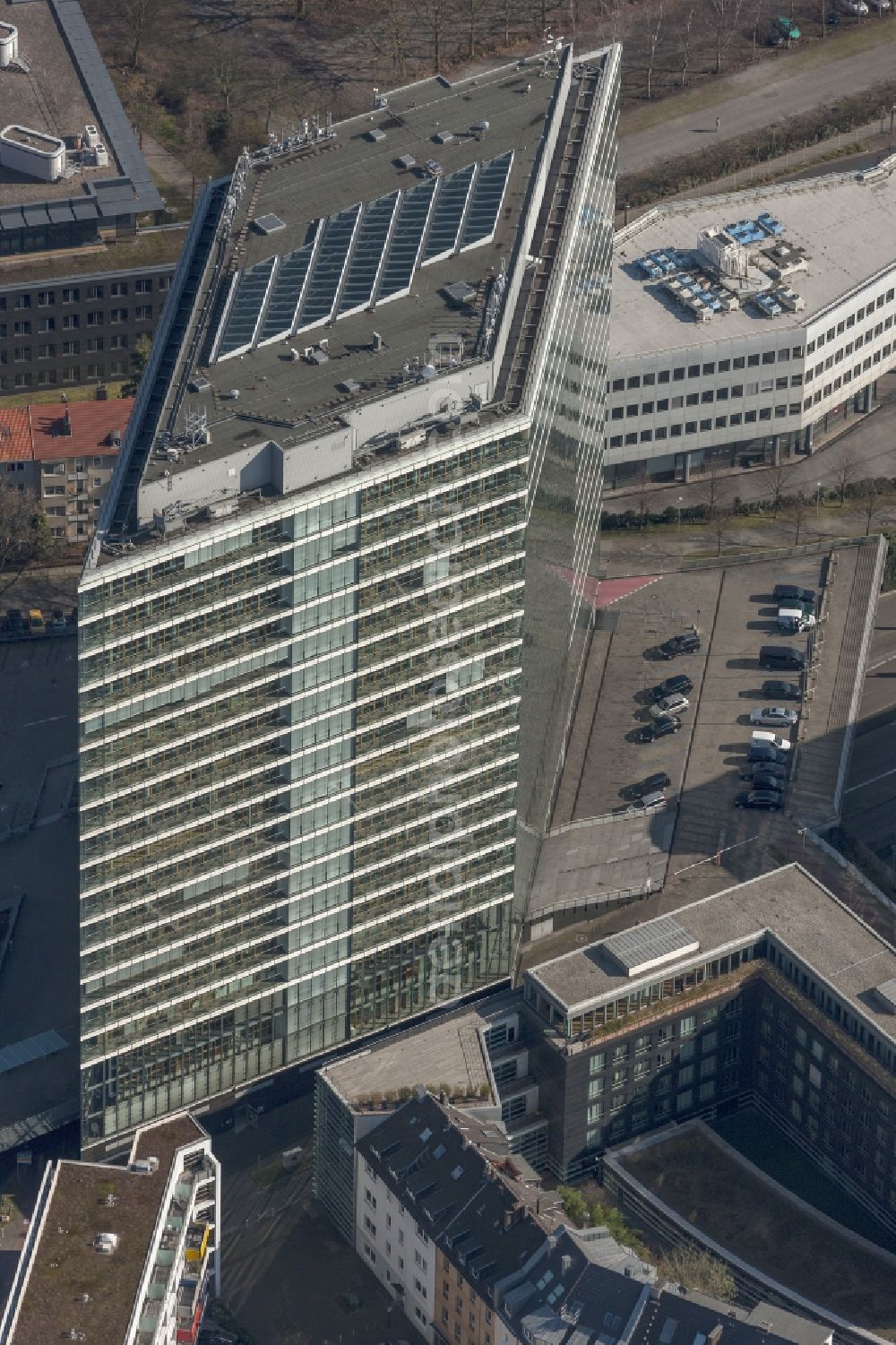 Aerial photograph Düsseldorf - View onto the Stadttor in the government quarter of Düsseldorf in the state North Rhine-Westphalia. The Stadttor is an office building and residence of the Prime Minister