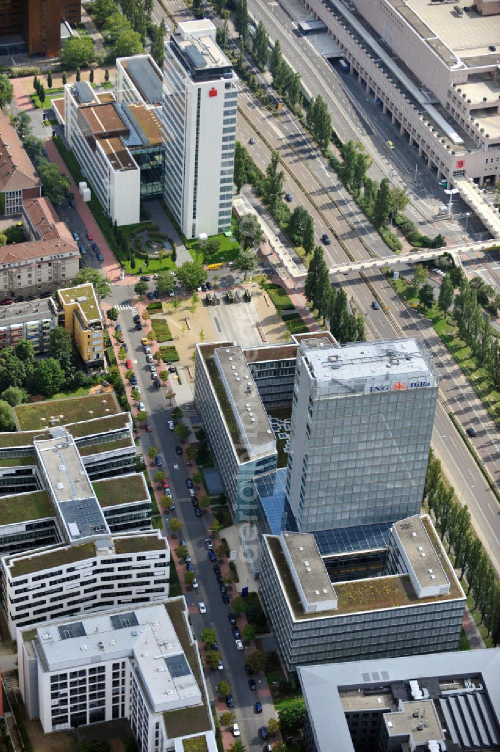 Aerial image Frankfurt am Main - Hochhaus Theodor-Heuss-Allee 100 in Frankfurt am Main in Hessen. Derzeitiger Mieter ist die ING-DiBa AG. Ein Projekt der Dreyer & Kollegen Real Estate GmbH - dk real estate. Highrise / office building Theodor-Heuss-Allee 100 in Frankfort on the Main in Hesse.