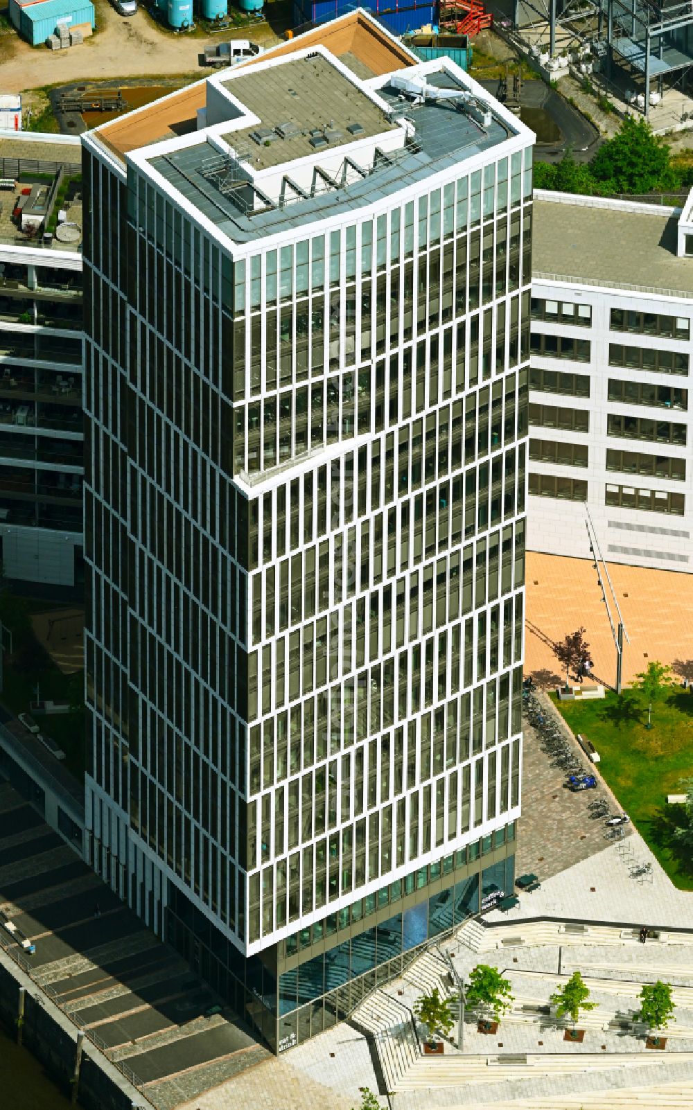 Hamburg from the bird's eye view: High-rise building WATERMARK and office and commercial building Intelligent Quarters on Buenos-Aires-Kai - Ueberseeallee in Hafen City in Hamburg, Germany