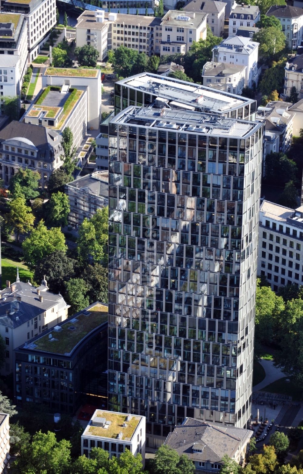 Aerial image Frankfurt am Main - View onto the highrise Westend Duo in the banking district of Frankfurt on the Main. This building houses apart from a public restaurant the law firm Hengeler Mueller and the Bank of China