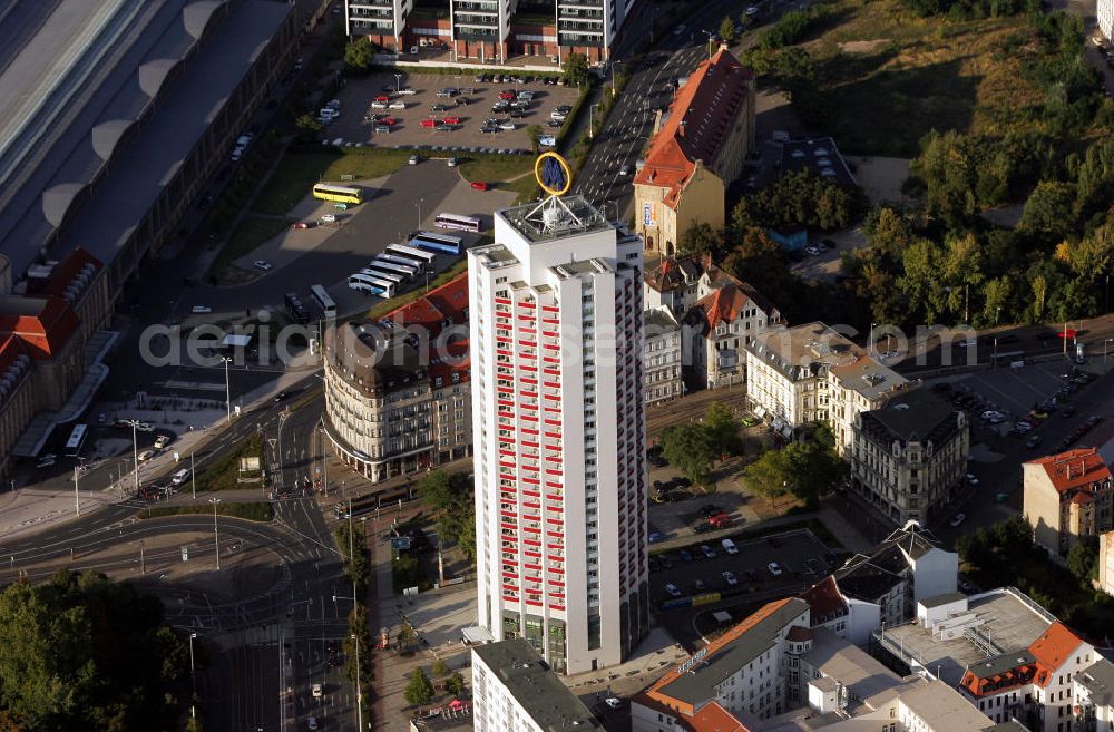 Aerial image Leipzig - Blick auf das Hochhaus an Wintergartenstraße am Hauptbahnhof mit der legendären, weithin sichtbaren Messelogo-Reklame auf dem Dach.