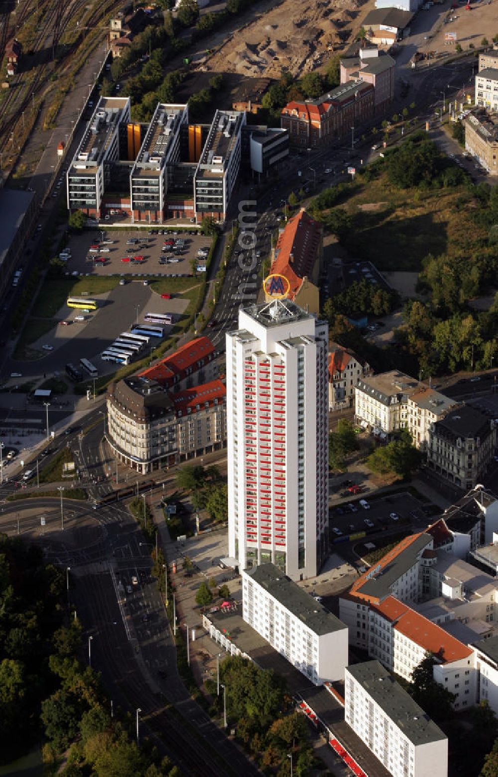 Aerial photograph Leipzig - Blick auf das Hochhaus an Wintergartenstraße am Hauptbahnhof mit der legendären, weithin sichtbaren Messelogo-Reklame auf dem Dach.