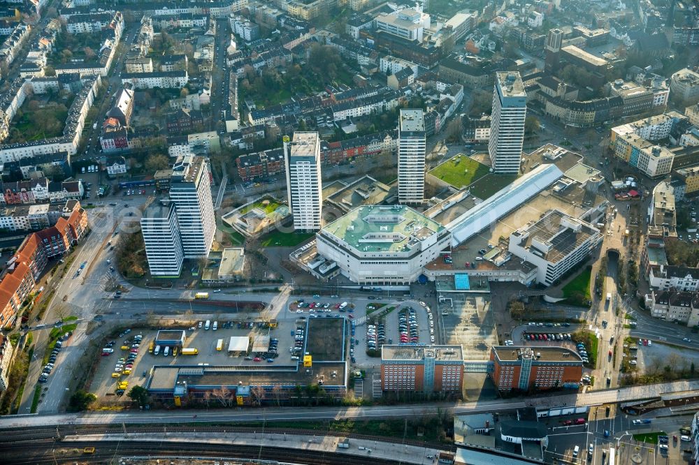 Mülheim an der Ruhr from above - High-rise residential buildings at Hans Boeckler Square and shopping mall Forum in Muelheim on the Ruhr in the state of North Rhine-Westphalia