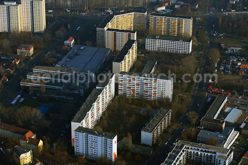 Aerial photograph Berlin - Skyscrapers in the residential area of industrially manufactured settlement on Leuenberger Strasse in the district Hohenschoenhausen in Berlin, Germany