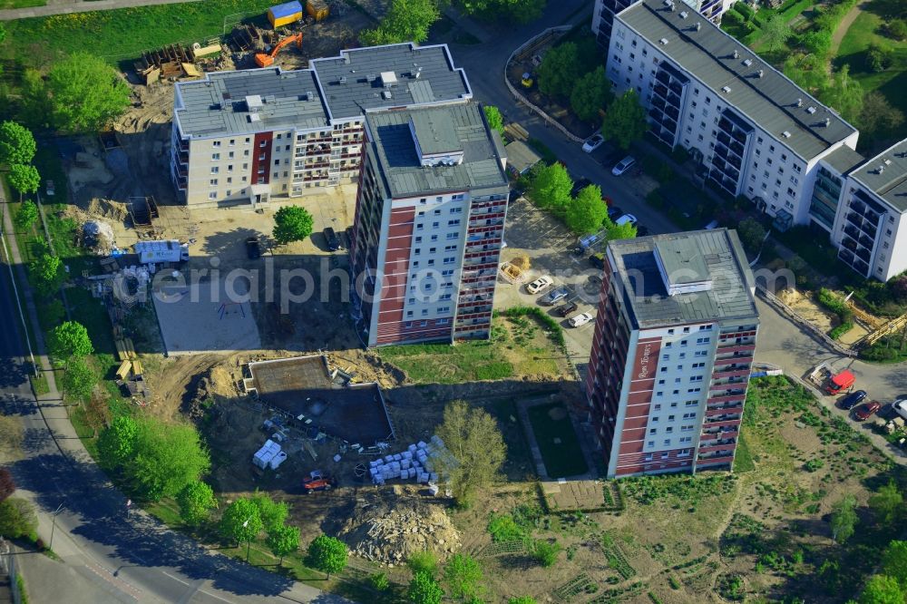 Aerial photograph Berlin - High-rise compound Rhin Towers on the Hellersdorfer Corner in the Hellersdorf part of the district of Marzahn-Hellersdorf in Berlin in Germany. The twin residential buildings are located on the corner of Hellersdorfer Strasse and Alte Hellersdorfer Strasse and were refurbished in 2011. They are marketed as residential buildings for the elderly. Construction sites are located next to them