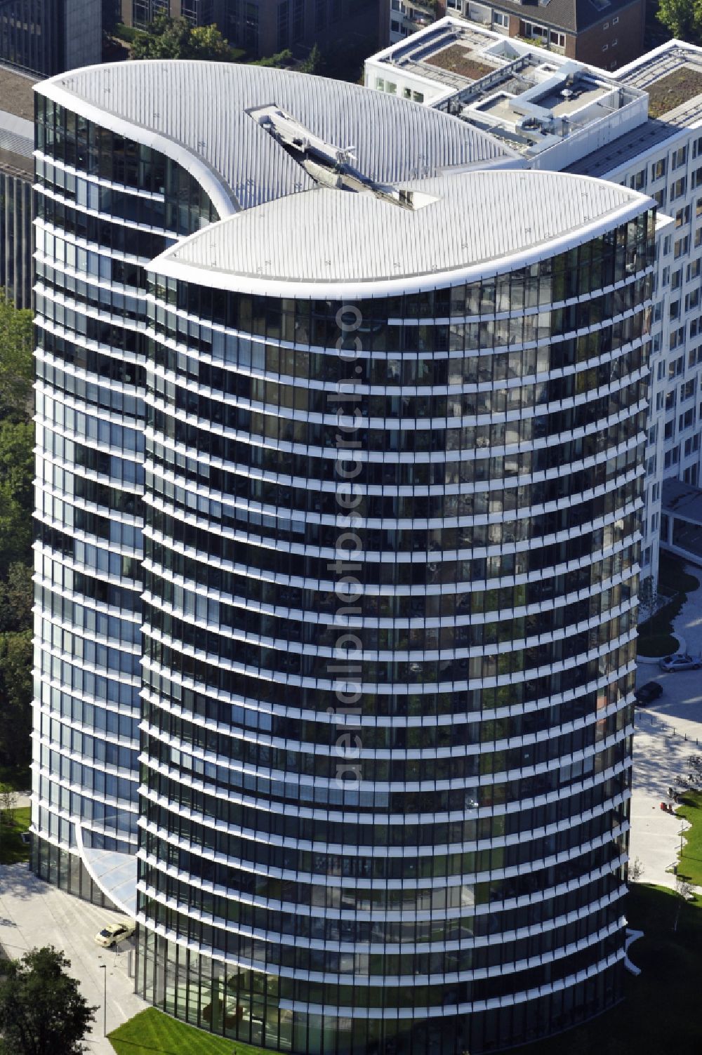 Düsseldorf from the bird's eye view: Office buildings and commercial high-rise complex Sky Office on street Kennedydamm in the district Golzheim in Duesseldorf at Ruhrgebiet in the state North Rhine-Westphalia, Germany