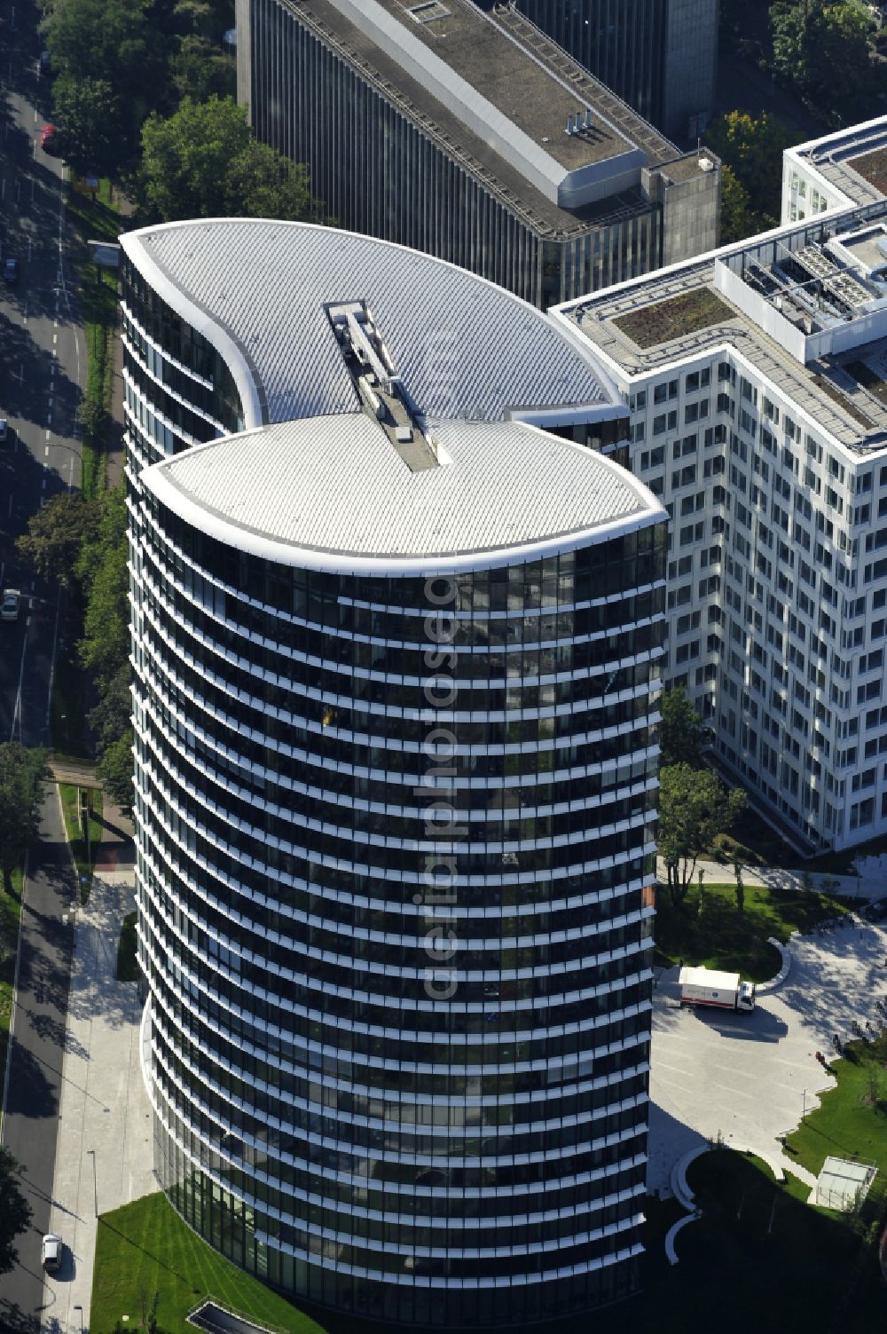 Aerial image Düsseldorf - Office buildings and commercial high-rise complex Sky Office on street Kennedydamm in the district Golzheim in Duesseldorf at Ruhrgebiet in the state North Rhine-Westphalia, Germany