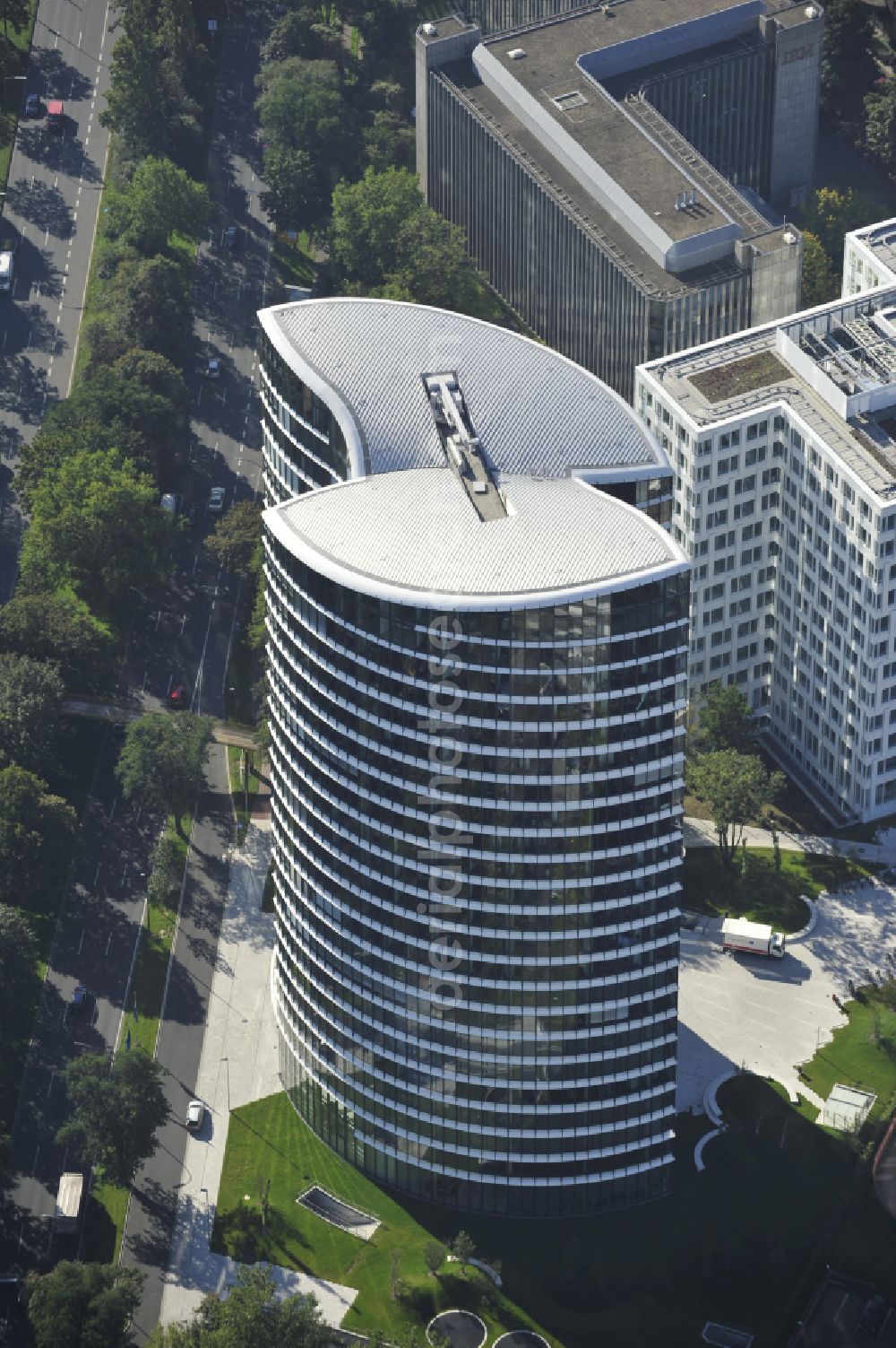 Aerial photograph Düsseldorf - Office buildings and commercial high-rise complex Sky Office on street Kennedydamm in the district Golzheim in Duesseldorf at Ruhrgebiet in the state North Rhine-Westphalia, Germany