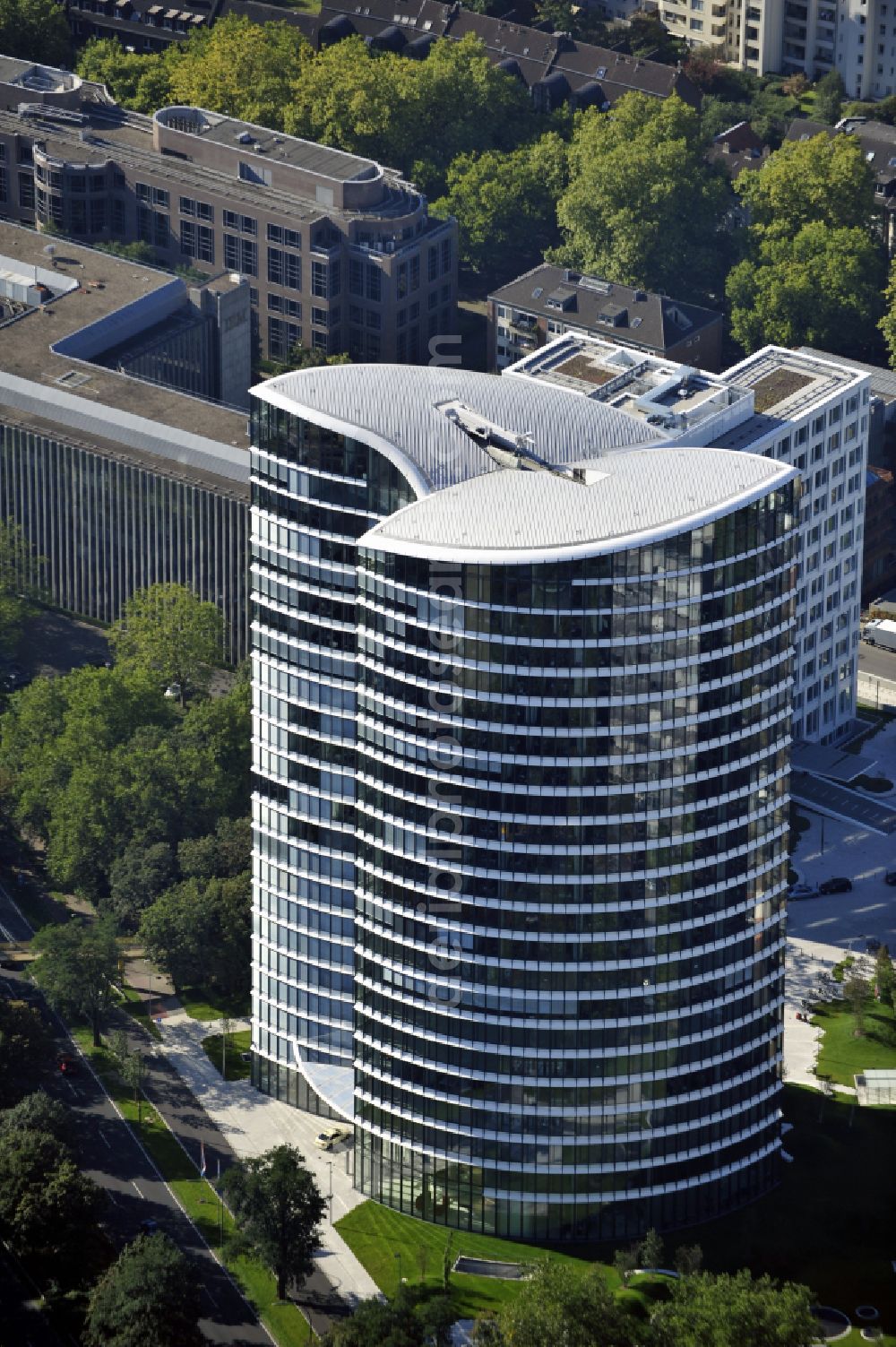 Aerial image Düsseldorf - Office buildings and commercial high-rise complex Sky Office on street Kennedydamm in the district Golzheim in Duesseldorf at Ruhrgebiet in the state North Rhine-Westphalia, Germany