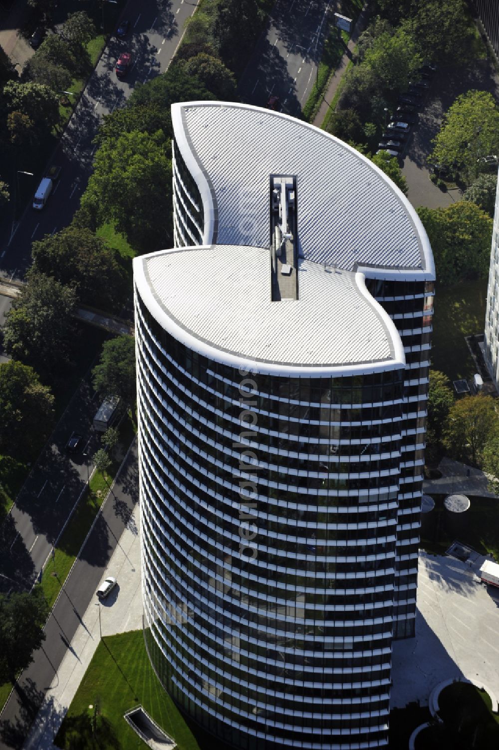 Aerial image Düsseldorf - Office buildings and commercial high-rise complex Sky Office on street Kennedydamm in the district Golzheim in Duesseldorf at Ruhrgebiet in the state North Rhine-Westphalia, Germany