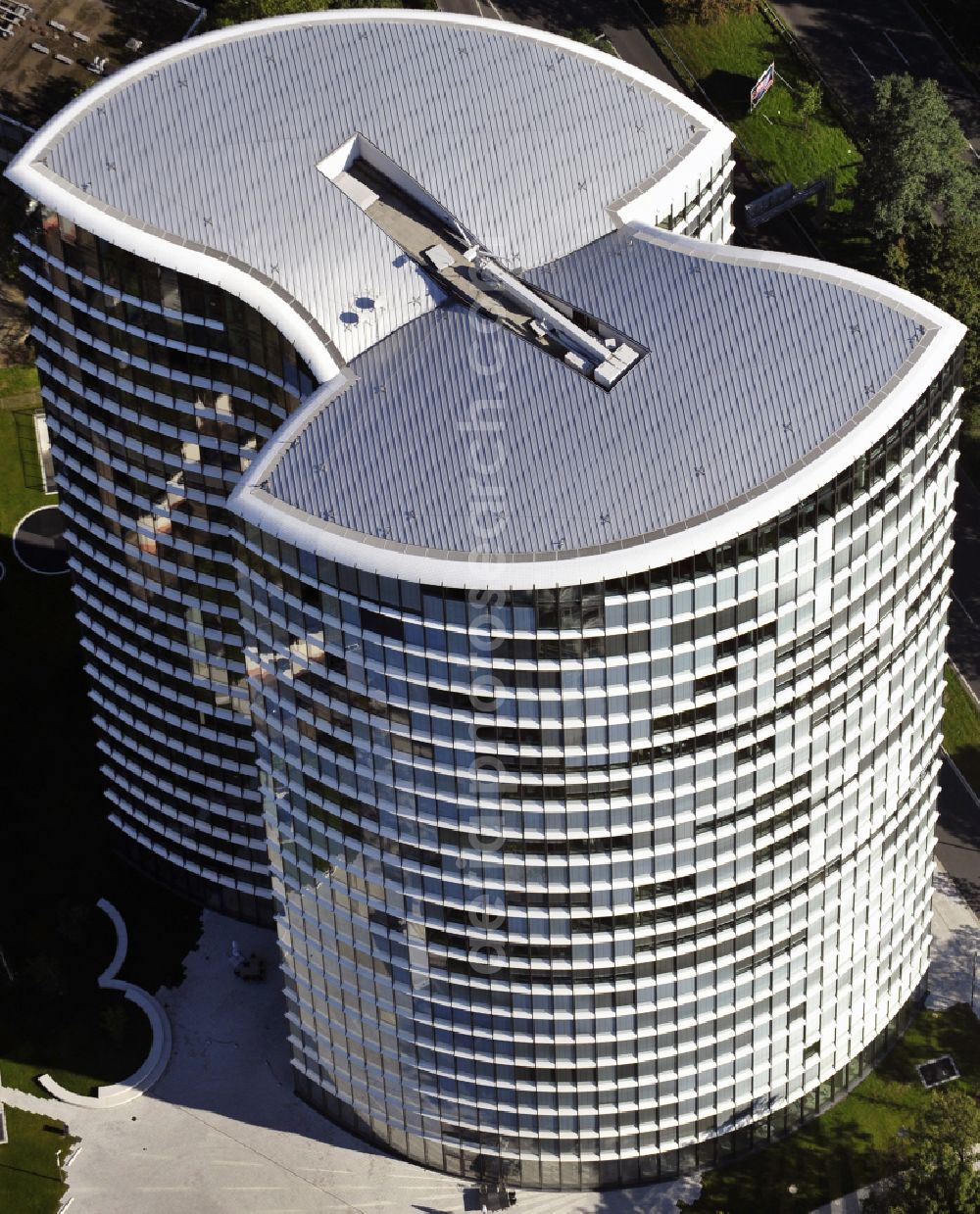 Aerial image Düsseldorf - Office buildings and commercial high-rise complex Sky Office on street Kennedydamm in the district Golzheim in Duesseldorf at Ruhrgebiet in the state North Rhine-Westphalia, Germany