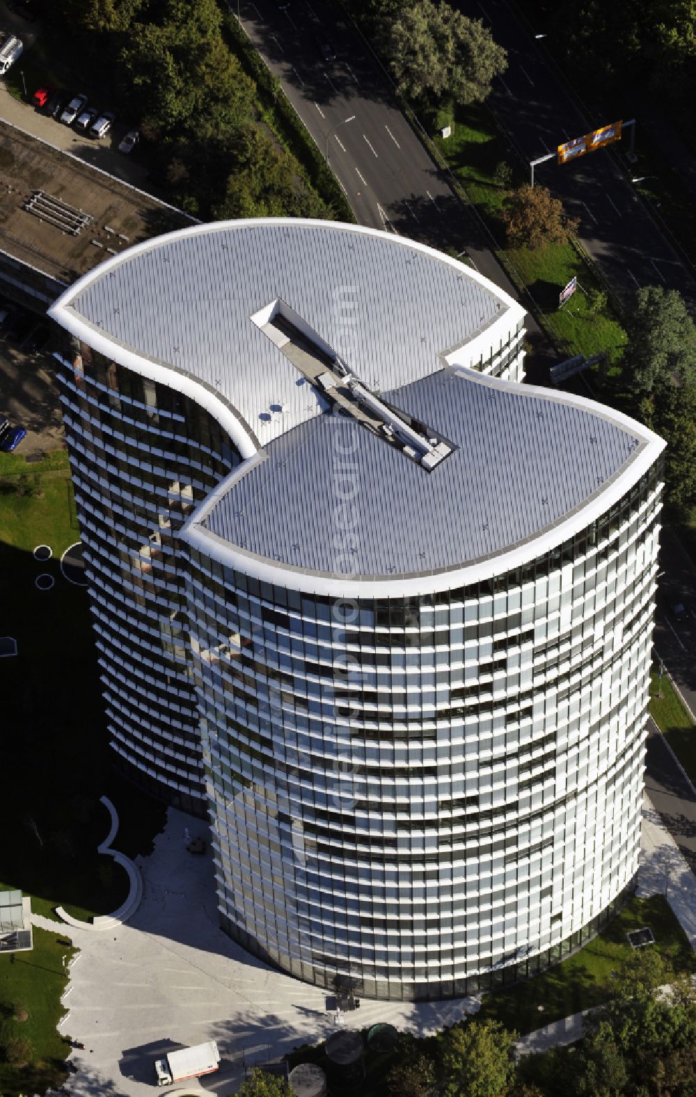 Aerial photograph Düsseldorf - Office buildings and commercial high-rise complex Sky Office on street Kennedydamm in the district Golzheim in Duesseldorf at Ruhrgebiet in the state North Rhine-Westphalia, Germany