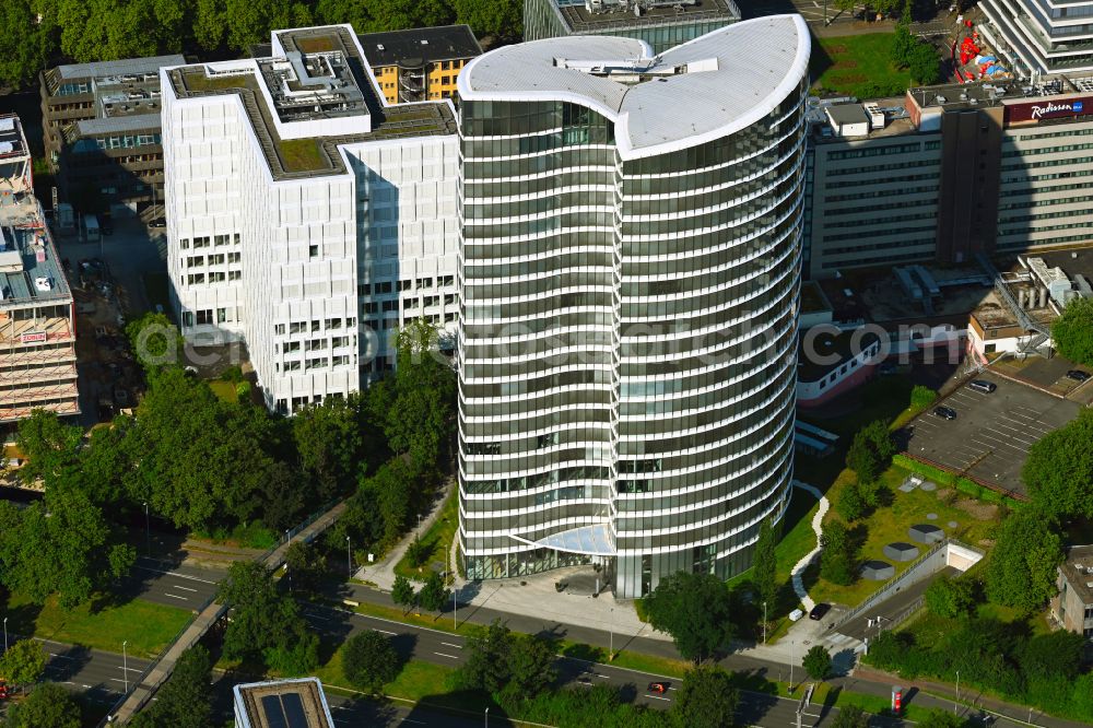 Aerial photograph Düsseldorf - Office buildings and commercial high-rise complex Sky Office on street Kennedydamm in the district Golzheim in Duesseldorf at Ruhrgebiet in the state North Rhine-Westphalia, Germany