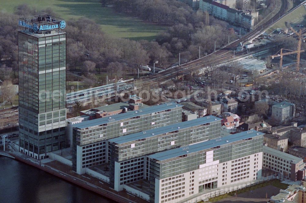 Aerial photograph Berlin - Office buildings and commercial high-rise complex Treptower on street An den Treptowers in the district Treptow in Berlin, Germany