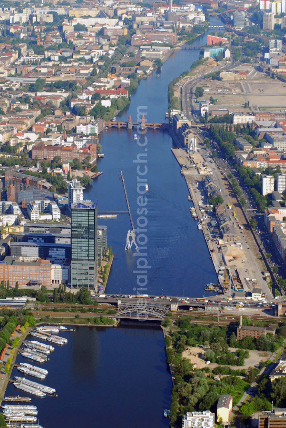 Berlin from the bird's eye view: Office buildings and commercial high-rise complex Treptower on street An den Treptowers in the district Treptow in Berlin, Germany