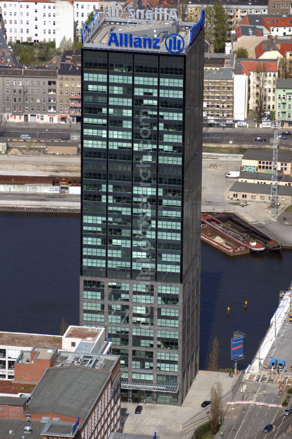 Aerial image Berlin - Office buildings and commercial high-rise complex Treptower on street An den Treptowers in the district Treptow in Berlin, Germany