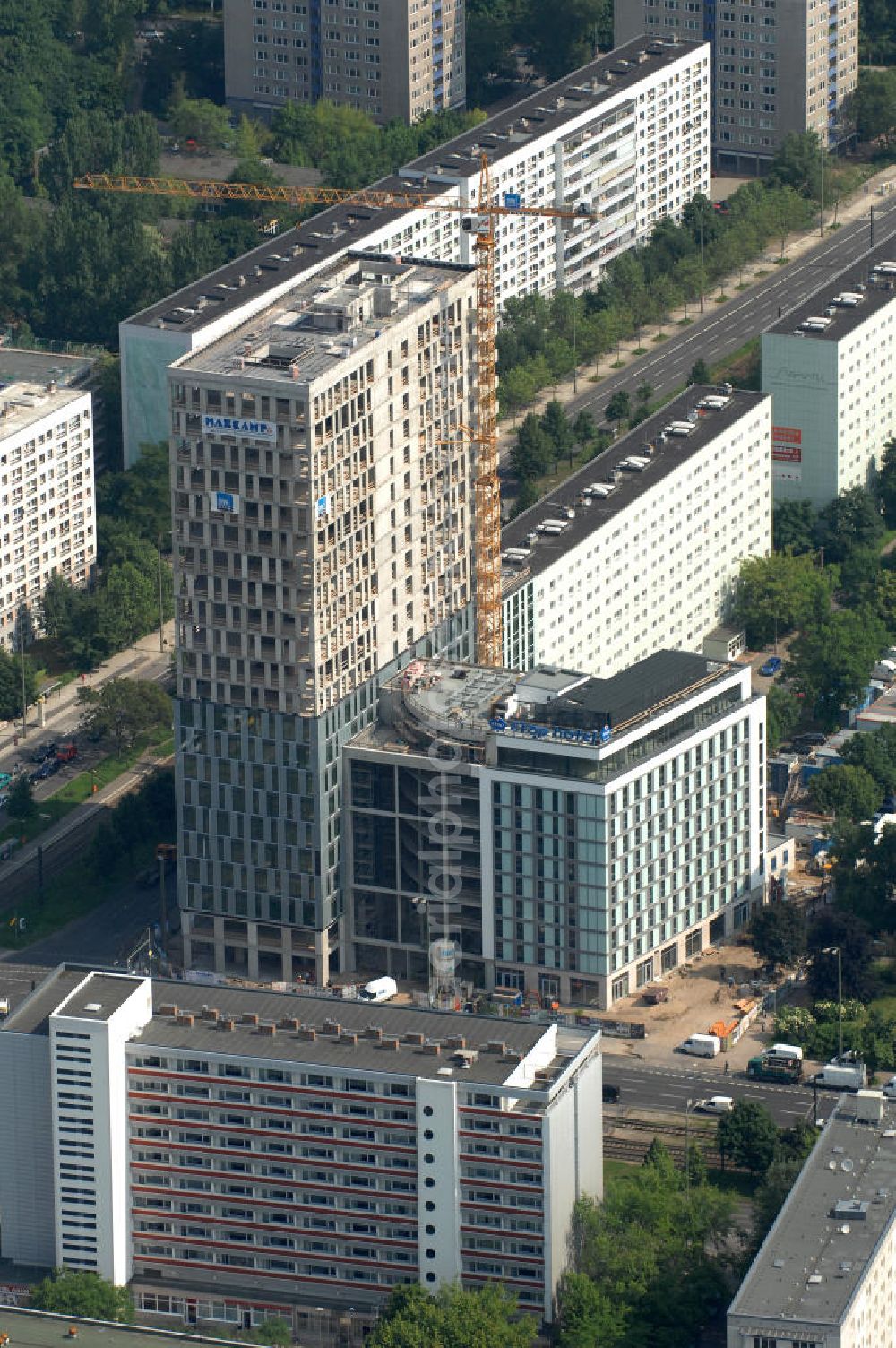 Aerial image Berlin - Blick auf die Hochhaus- Baustelle Mollstraße 31 Ecke Otto-Braun-Straße für das neue Wohn- und Geschäftshaus Königstadt- Carree . Rechts daneben entsteht das neue ETAP Hotel. View of the high-rise construction on the corner of Otto-Braun-Strasse for the new residential and commercial building. To the right stands the new ETAP hotel.