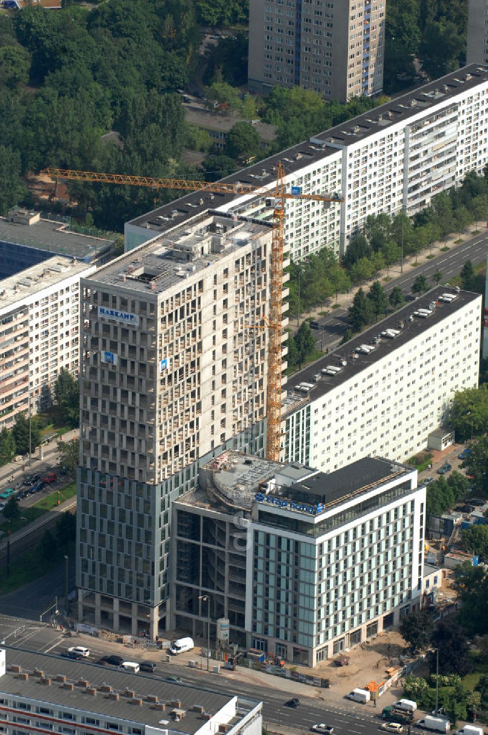 Aerial photograph Berlin - Blick auf die Hochhaus- Baustelle Mollstraße 31 Ecke Otto-Braun-Straße für das neue Wohn- und Geschäftshaus Königstadt- Carree . Rechts daneben entsteht das neue ETAP Hotel. View of the high-rise construction on the corner of Otto-Braun-Strasse for the new residential and commercial building. To the right stands the new ETAP hotel.