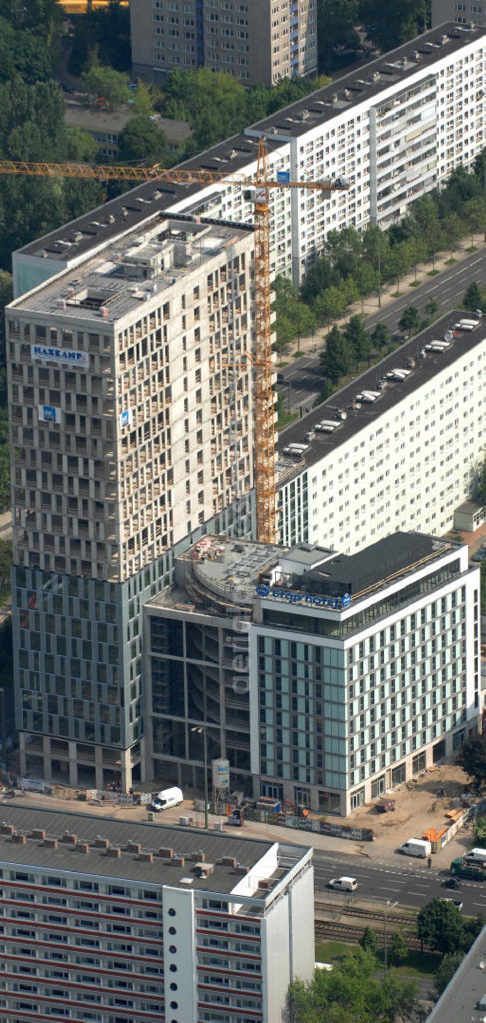 Aerial image Berlin - Blick auf die Hochhaus- Baustelle Mollstraße 31 Ecke Otto-Braun-Straße für das neue Wohn- und Geschäftshaus Königstadt- Carree . Rechts daneben entsteht das neue ETAP Hotel. View of the high-rise construction on the corner of Otto-Braun-Strasse for the new residential and commercial building. To the right stands the new ETAP hotel.