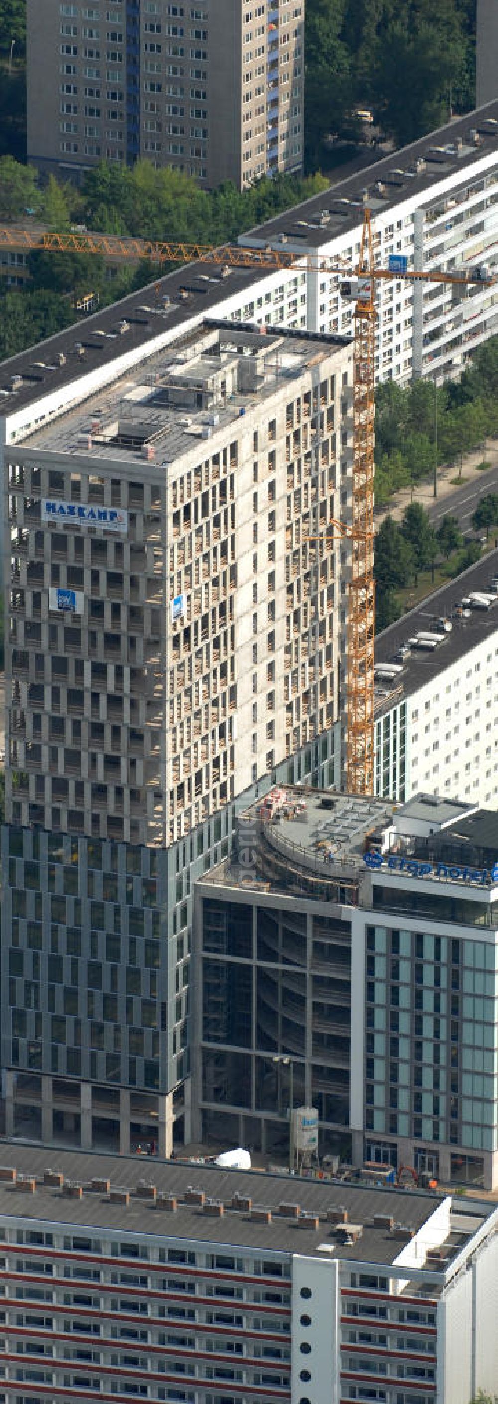 Aerial photograph Berlin - Blick auf die Hochhaus- Baustelle Mollstraße 31 Ecke Otto-Braun-Straße für das neue Wohn- und Geschäftshaus Königstadt- Carree . Rechts daneben entsteht das neue ETAP Hotel. View of the high-rise construction on the corner of Otto-Braun-Strasse for the new residential and commercial building. To the right stands the new ETAP hotel.