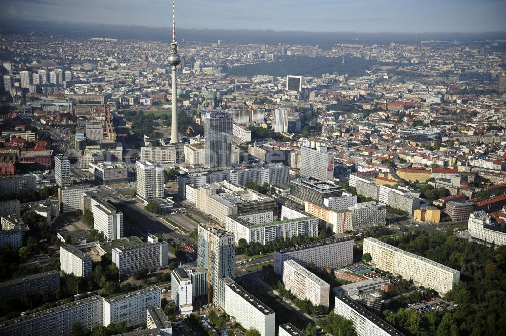 Aerial image Berlin - Stadtansicht auf das Wohngebiet an der Mollstrasse mit der Hochhaus- Baustelle Mollstraße 31 Ecke Otto-Braun-Straße für das neue Wohn- und Geschäftshaus Königstadt- Carree . Rechts daneben entsteht das neue ETAP Hotel. View of the high-rise construction on the corner of Otto-Braun-Strasse for the new residential and commercial building. To the right stands the new ETAP hotel.