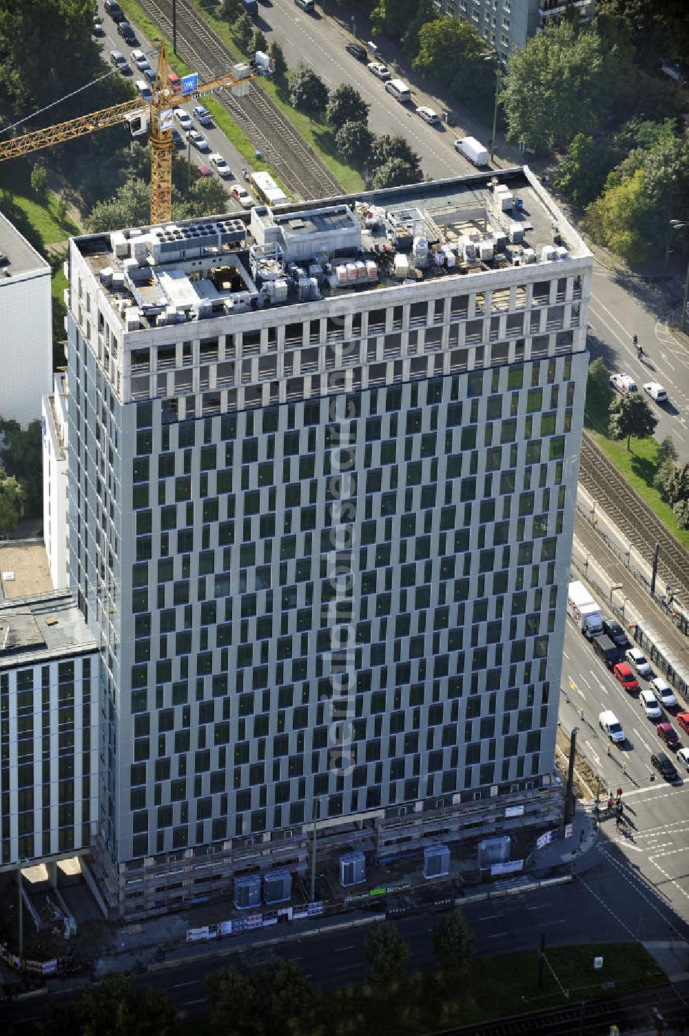 Aerial photograph Berlin - Blick auf die Hochhaus- Baustelle Mollstraße 31 Ecke Otto-Braun-Straße für das neue Wohn- und Geschäftshaus Königstadt- Carree . Rechts daneben entsteht das neue ETAP Hotel. View of the high-rise construction on the corner of Otto-Braun-Strasse for the new residential and commercial building. To the right stands the new ETAP hotel.