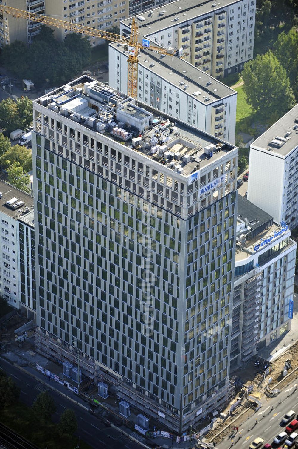 Berlin from the bird's eye view: Blick auf die Hochhaus- Baustelle Mollstraße 31 Ecke Otto-Braun-Straße für das neue Wohn- und Geschäftshaus Königstadt- Carree . Rechts daneben entsteht das neue ETAP Hotel. View of the high-rise construction on the corner of Otto-Braun-Strasse for the new residential and commercial building. To the right stands the new ETAP hotel.