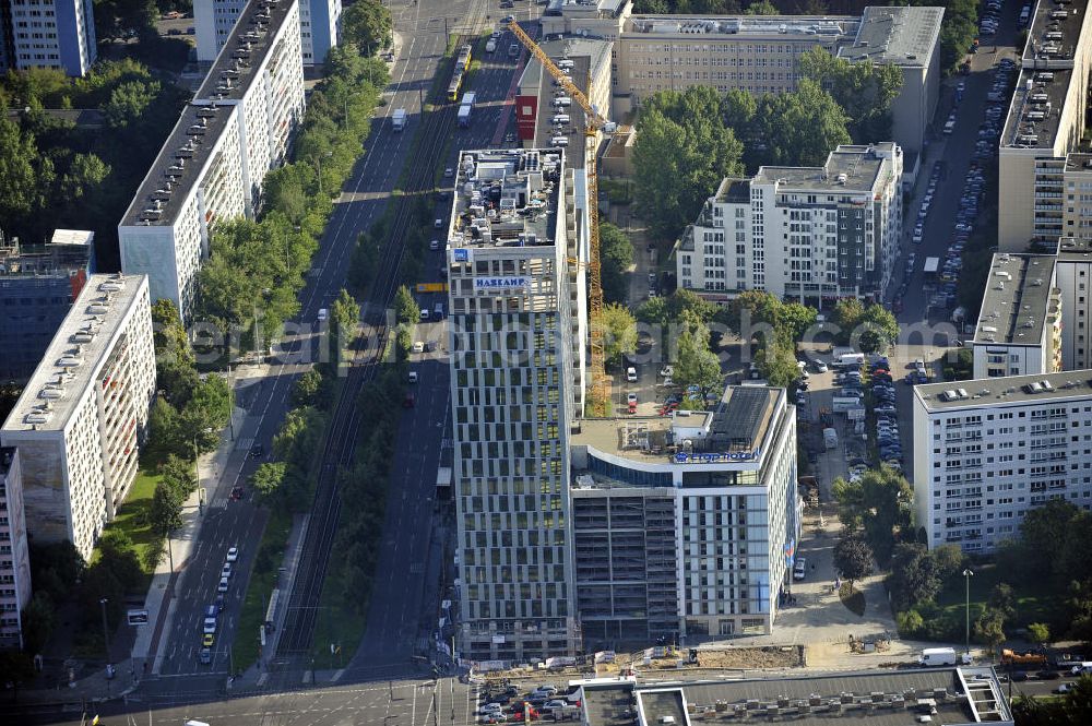 Aerial photograph Berlin - Blick auf die Hochhaus- Baustelle Mollstraße 31 Ecke Otto-Braun-Straße für das neue Wohn- und Geschäftshaus Königstadt- Carree . Rechts daneben entsteht das neue ETAP Hotel. View of the high-rise construction on the corner of Otto-Braun-Strasse for the new residential and commercial building. To the right stands the new ETAP hotel.