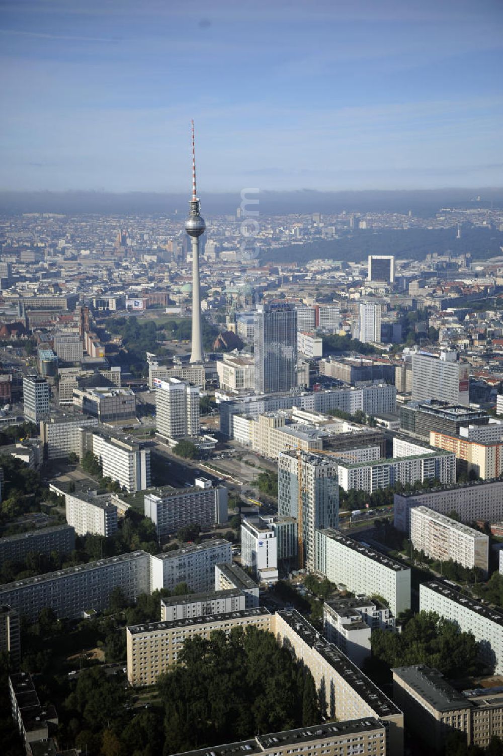 Aerial photograph Berlin - Blick auf die Hochhaus- Baustelle Mollstraße 31 Ecke Otto-Braun-Straße für das neue Wohn- und Geschäftshaus Königstadt- Carree . Rechts daneben entsteht das neue ETAP Hotel. View of the high-rise construction on the corner of Otto-Braun-Strasse for the new residential and commercial building. To the right stands the new ETAP hotel.